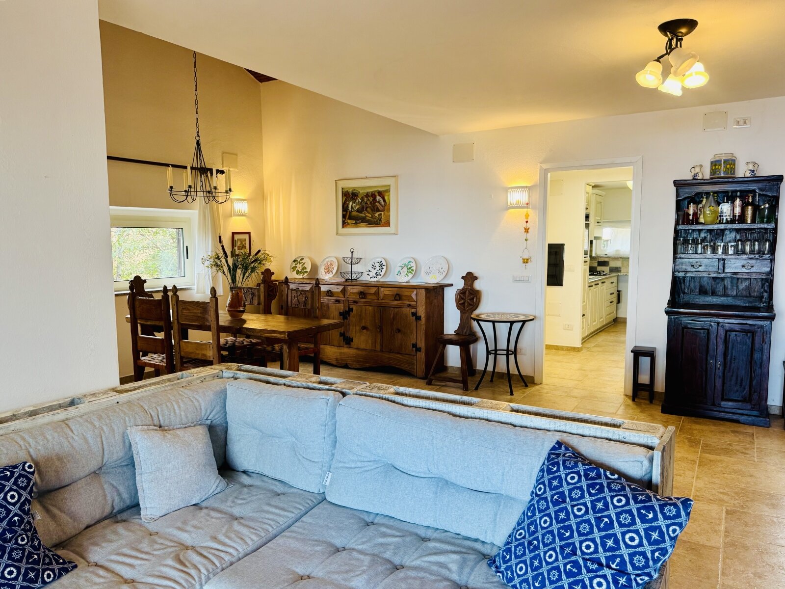 Bright living and dining area with charming country house style – open layout with direct kitchen access! Bright living and dining area with charming country house style – open layout with direct kitchen access!