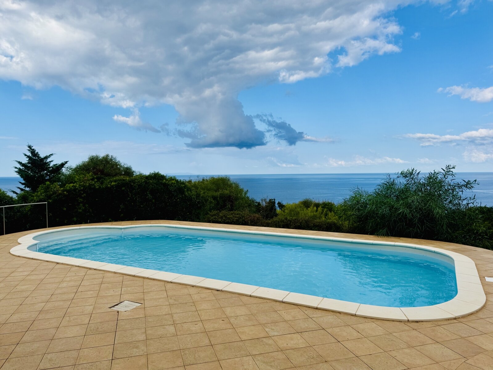 Exclusive sea view paradise: pool with breathtaking panoramic view of the horizon Exclusive sea view paradise: pool with breathtaking panoramic view of the horizon