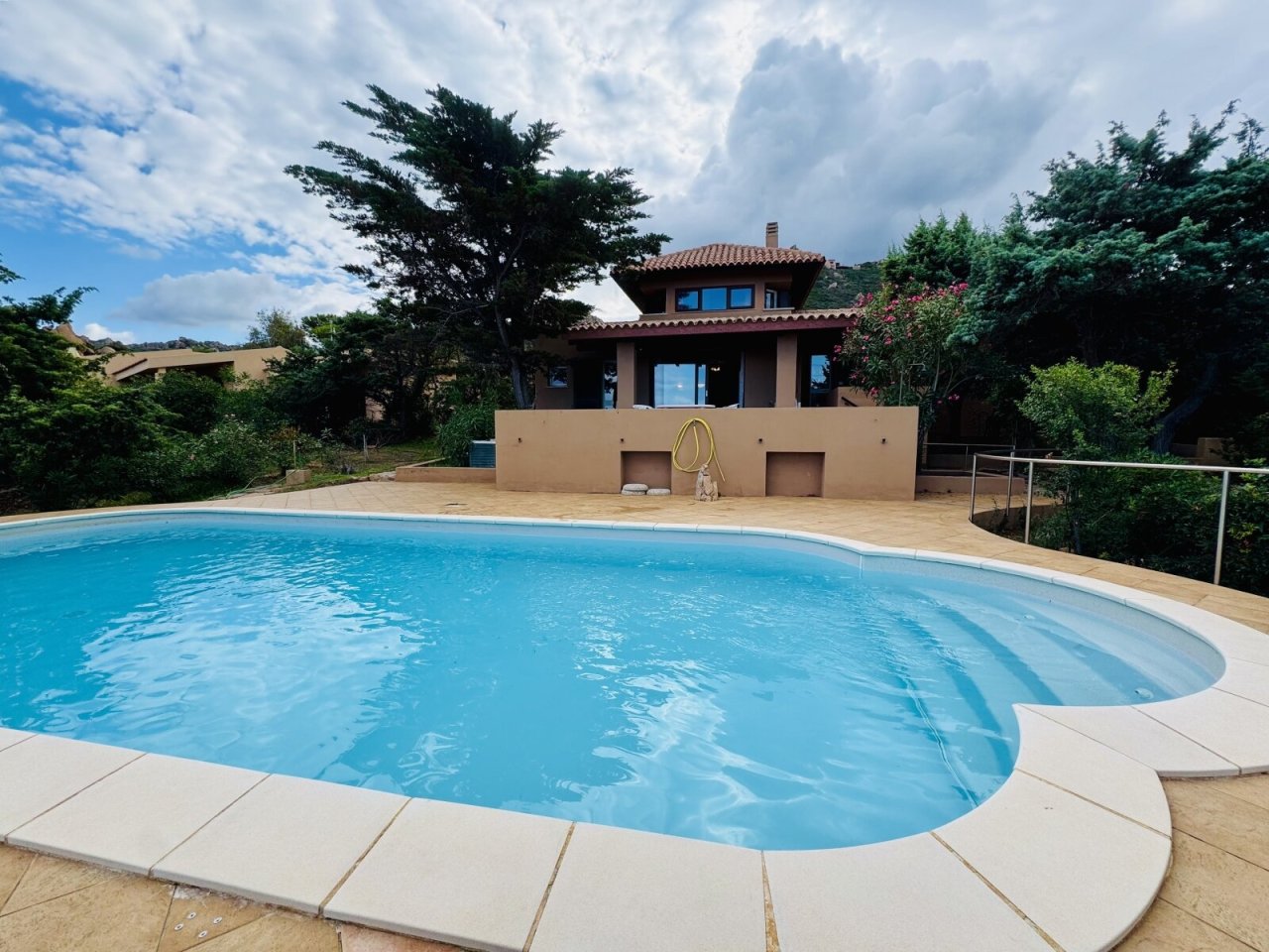 Exclusive pool paradise with Mediterranean architecture – your retreat between sky and greenery!