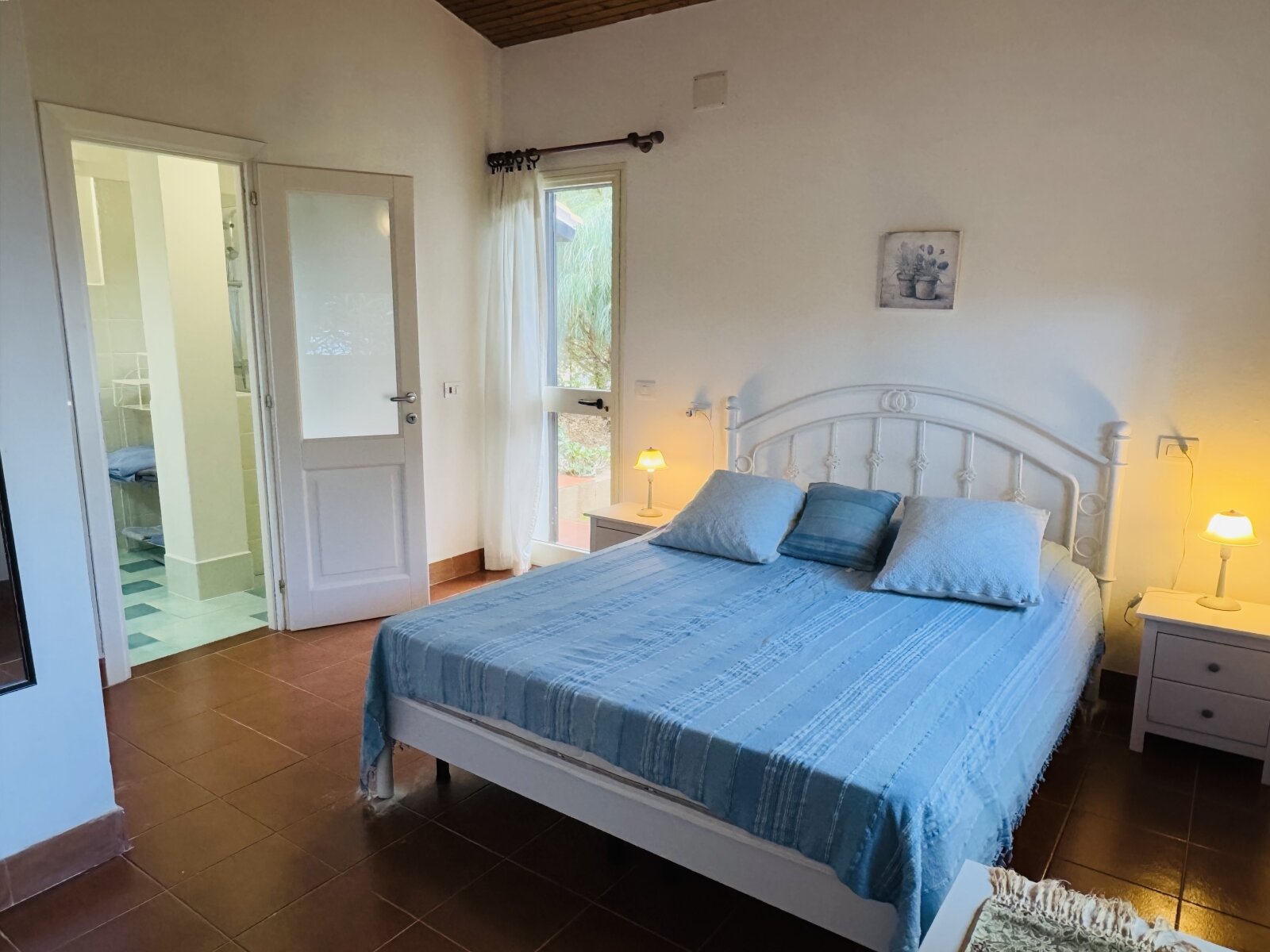 Pure comfort: bedroom with direct access to daylight and private shower bathroom! Pure comfort: bedroom with direct access to daylight and private shower bathroom!
