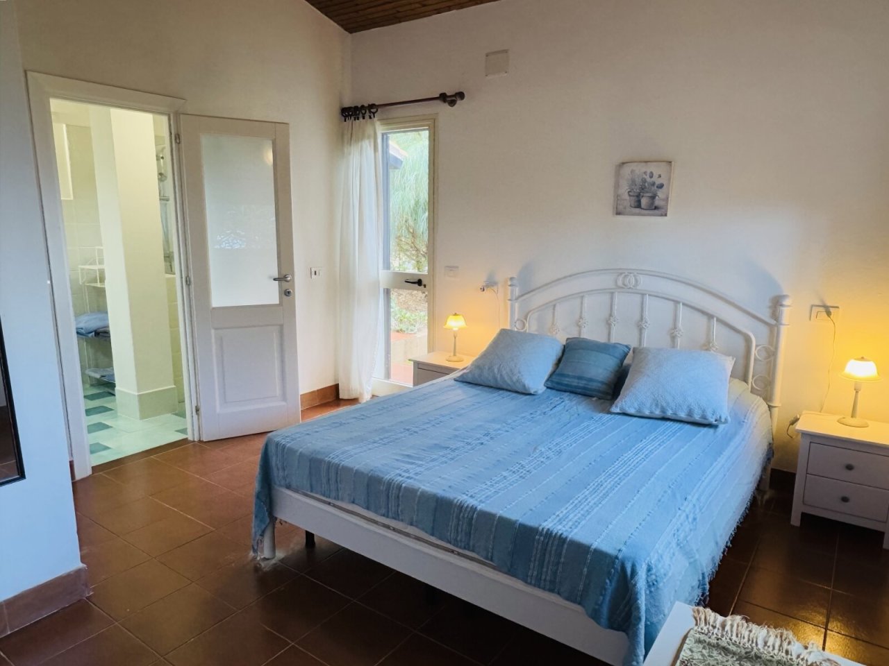 Pure comfort: bedroom with direct access to daylight and private shower bathroom!