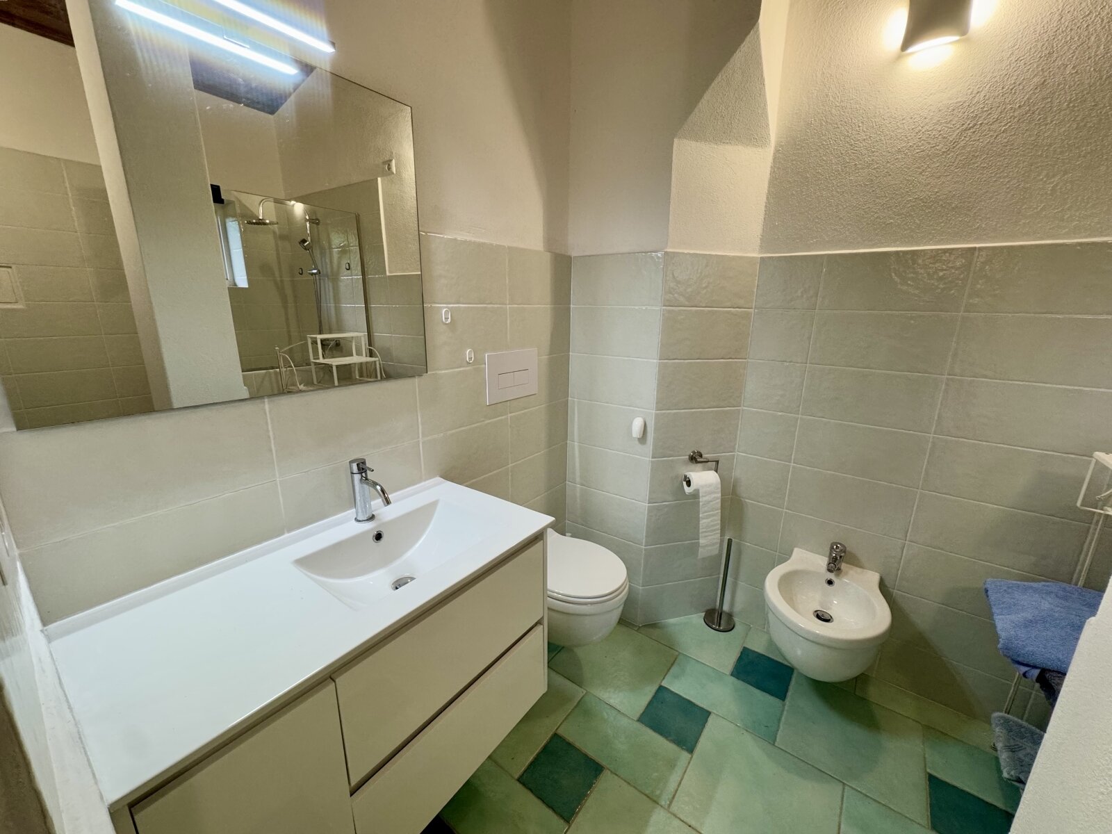 Modern bathroom with thoughtful layout – perfect comfort in a small space! Modern bathroom with thoughtful layout – perfect comfort in a small space!