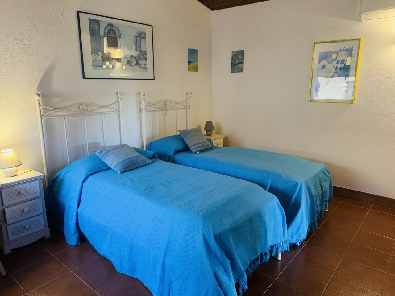 Comfortable guest room with two single beds - Perfect layout for individuality and relaxation!