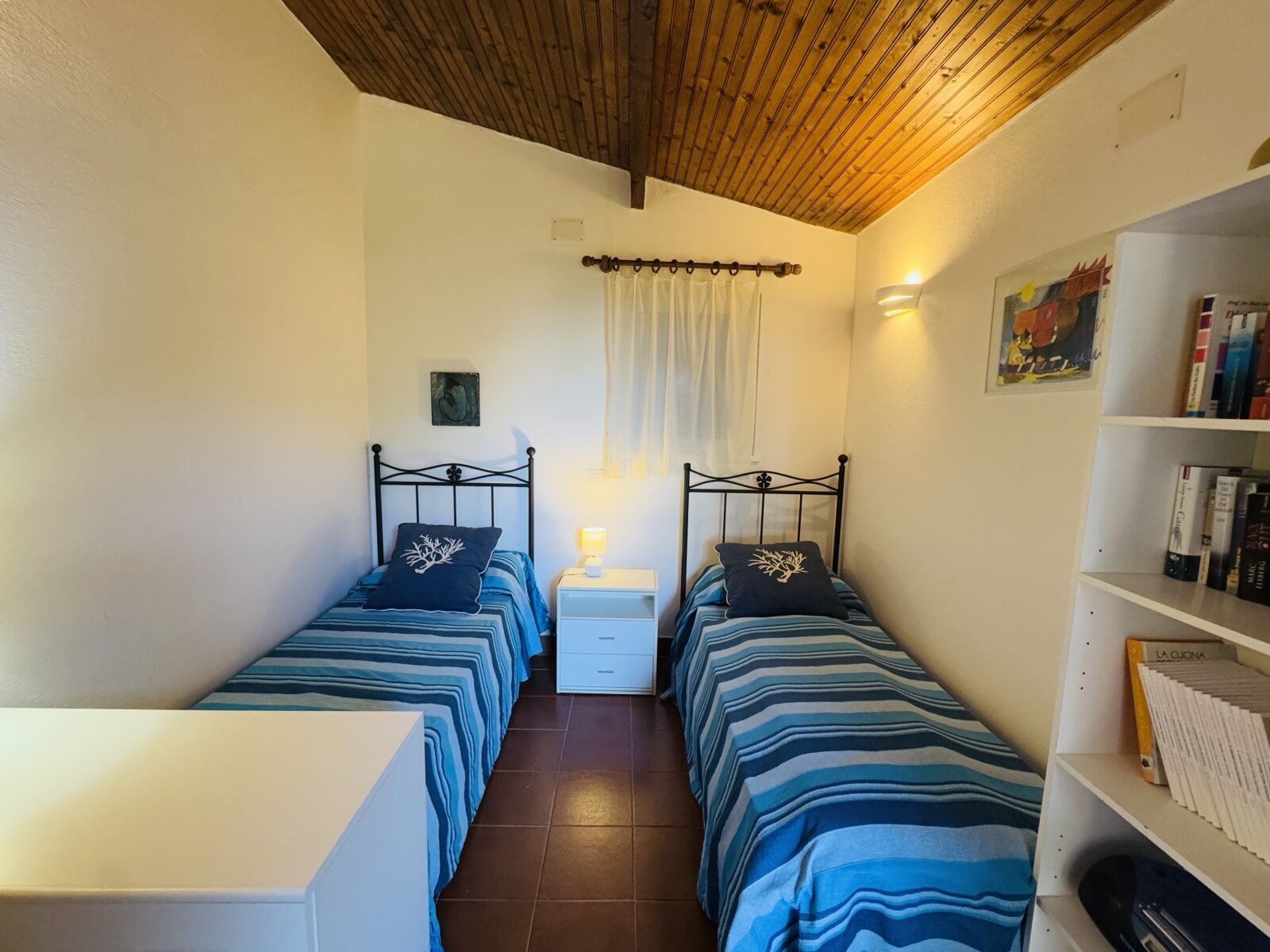 Cozy guest room with charm: rustic wooden ceiling and integrated bookshelf provide homeliness and functionality! Cozy guest room with charm: rustic wooden ceiling and integrated bookshelf provide homeliness and functionality!