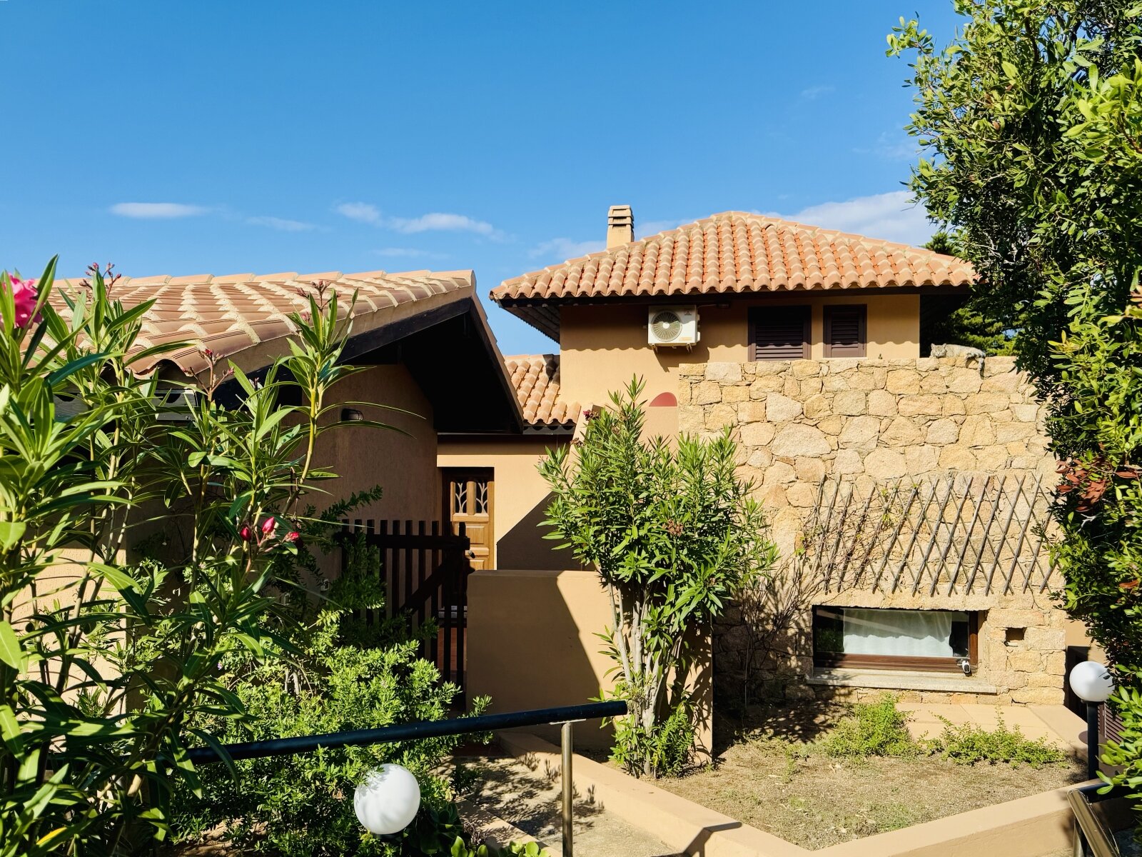 Mediterranean natural stone villa with charming terracotta roof structure – your dream home amidst greenery and sunshine! Mediterranean natural stone villa with charming terracotta roof structure – your dream home amidst greenery and sunshine!