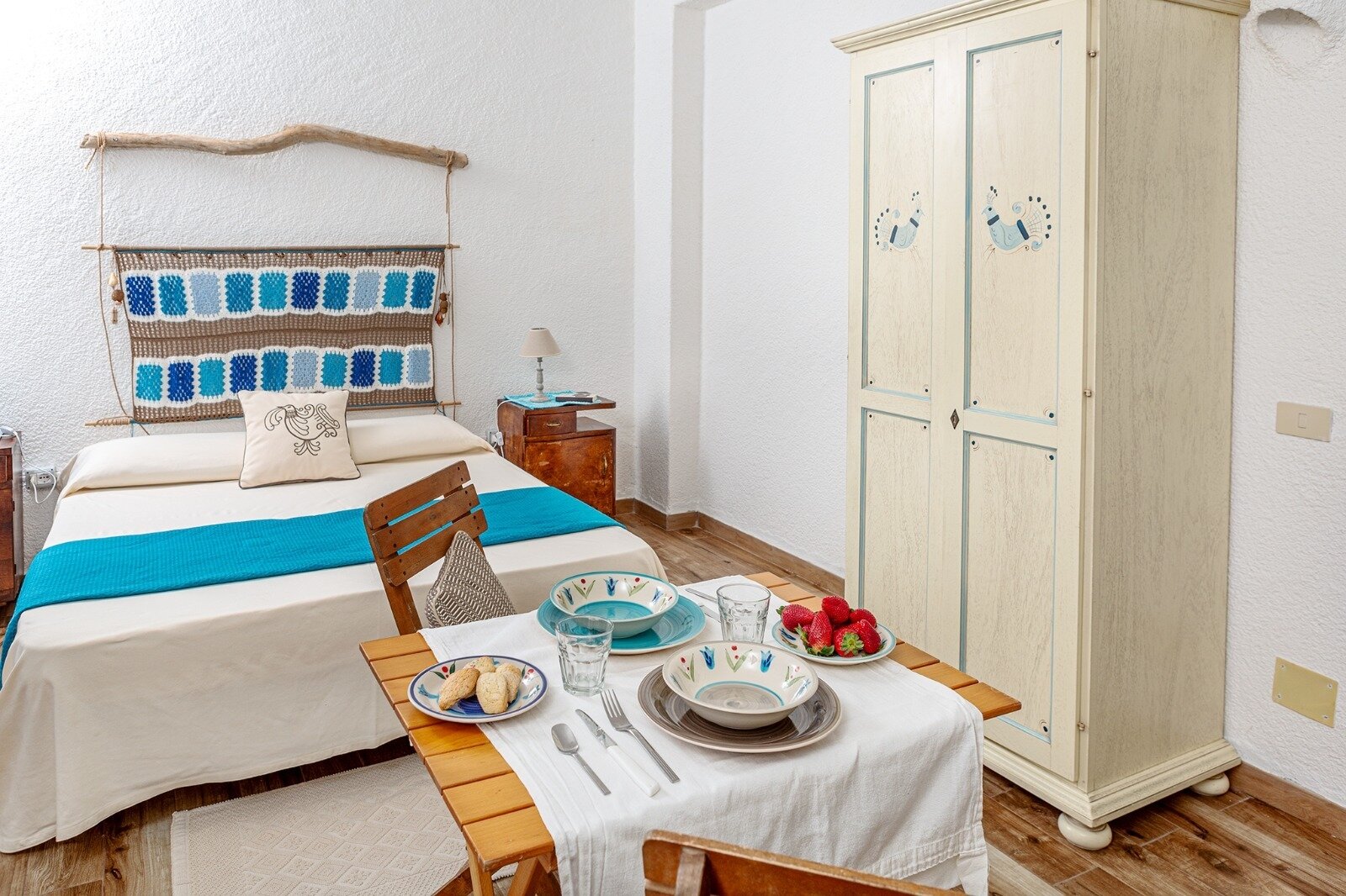 Comfortable bedroom with integrated living area and practical built-in wardrobes Comfortable bedroom with integrated living area and practical built-in wardrobes