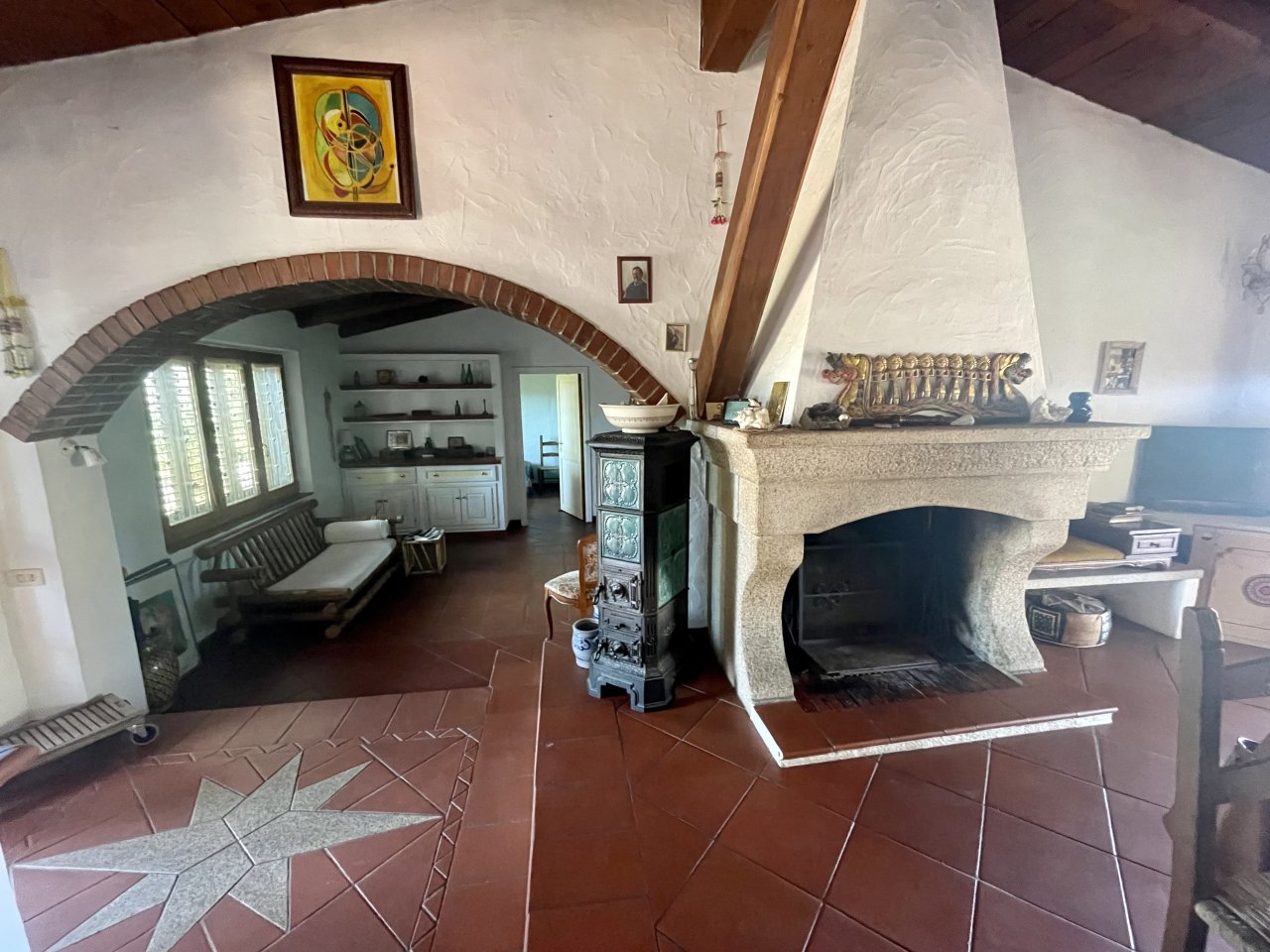 Rustic living ambiance with a brick arch and natural stone fireplace - charm included! Rustic living ambiance with a brick arch and natural stone fireplace - charm included!