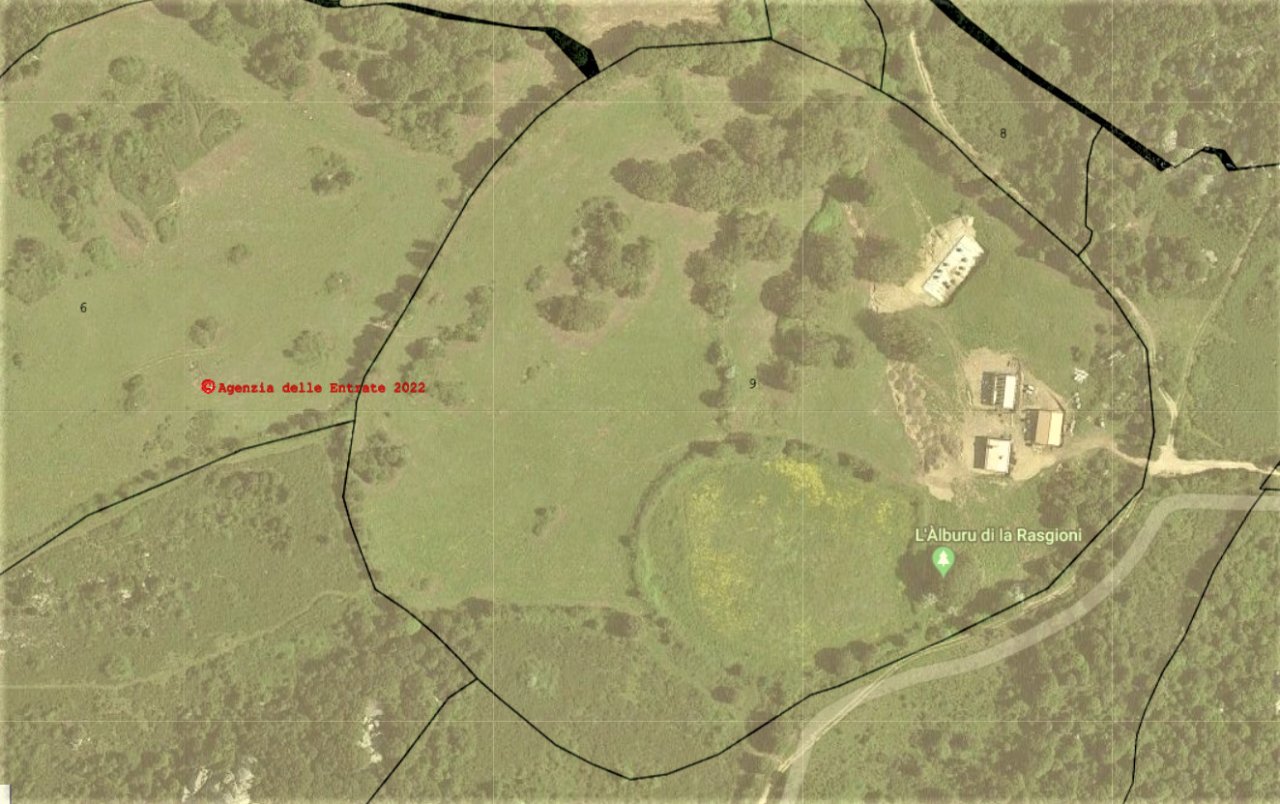 Dream property with development potential - Spacious plot with existing buildings and beautiful natural surroundings!