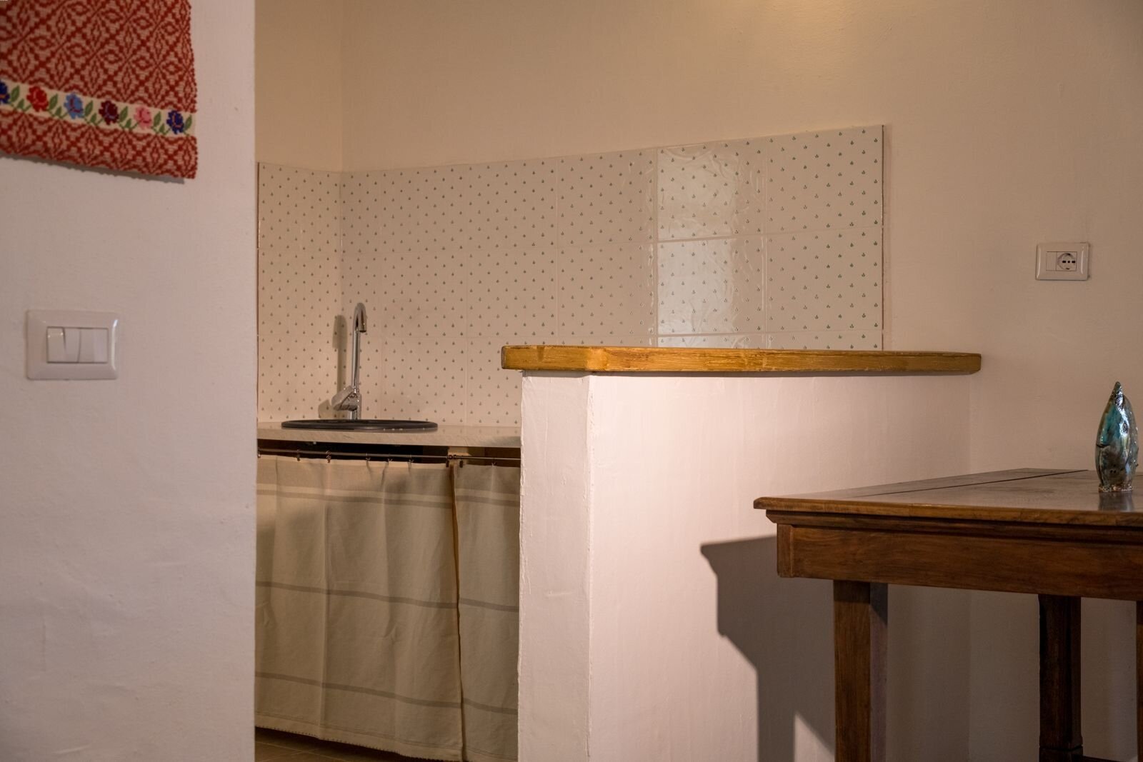 Compact kitchen unit with elegant wood accent – efficiency in the smallest space!