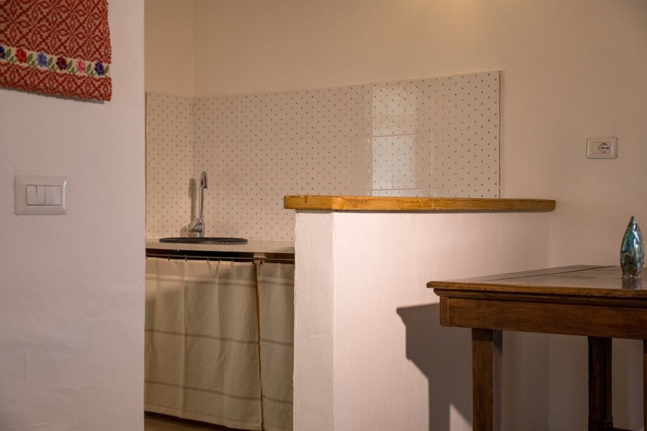 Compact kitchen unit with elegant wood accent – efficiency in the smallest space!