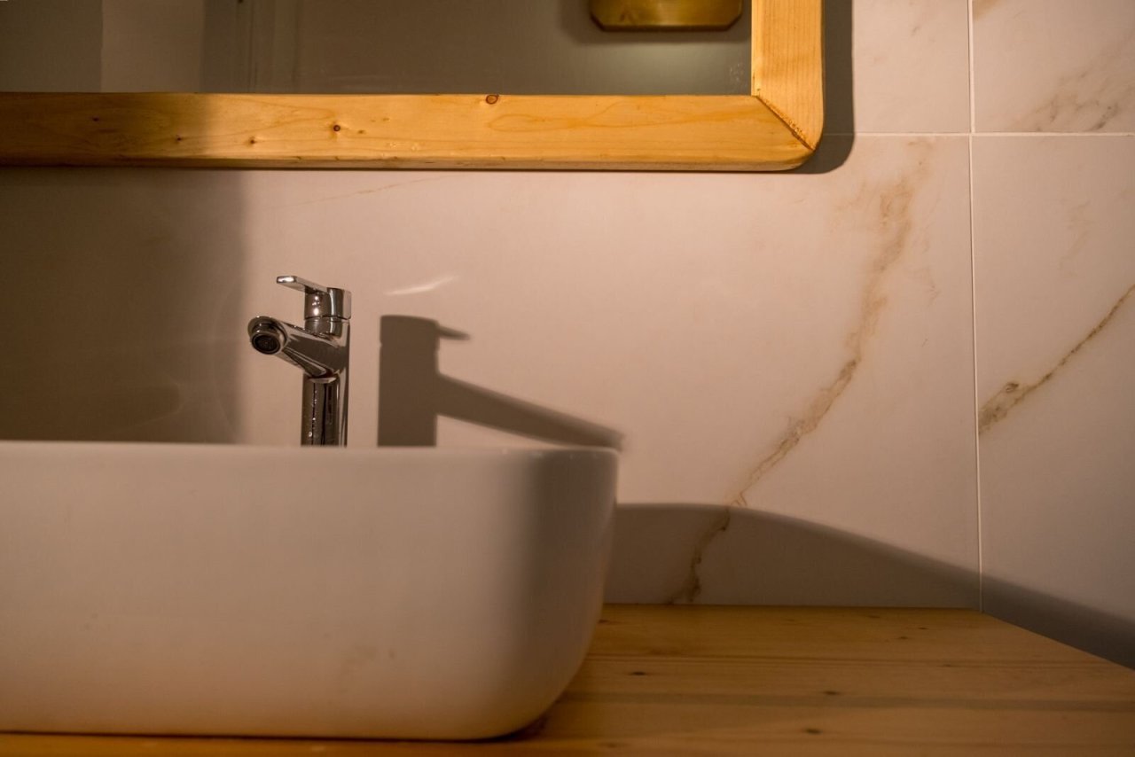 Design sink with elegant marble backsplash: exclusive feel-good atmosphere in a small space!