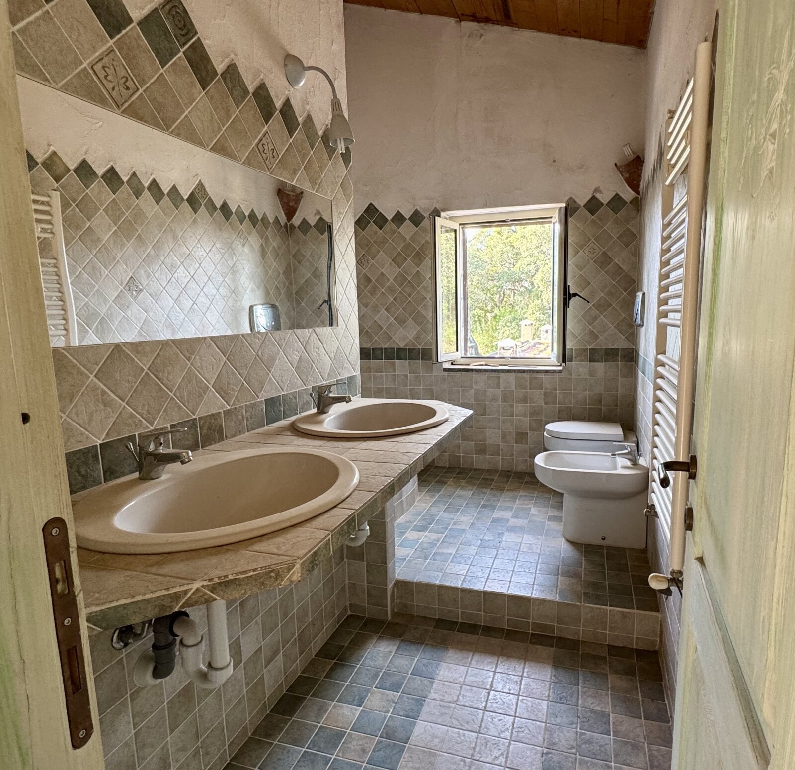 Badezimmer mit Badewanne im 1. Stock