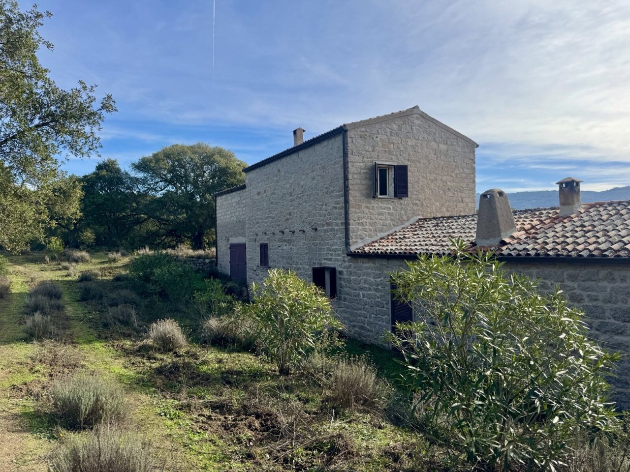 Rückseite, großes Stazzo bei Tempio