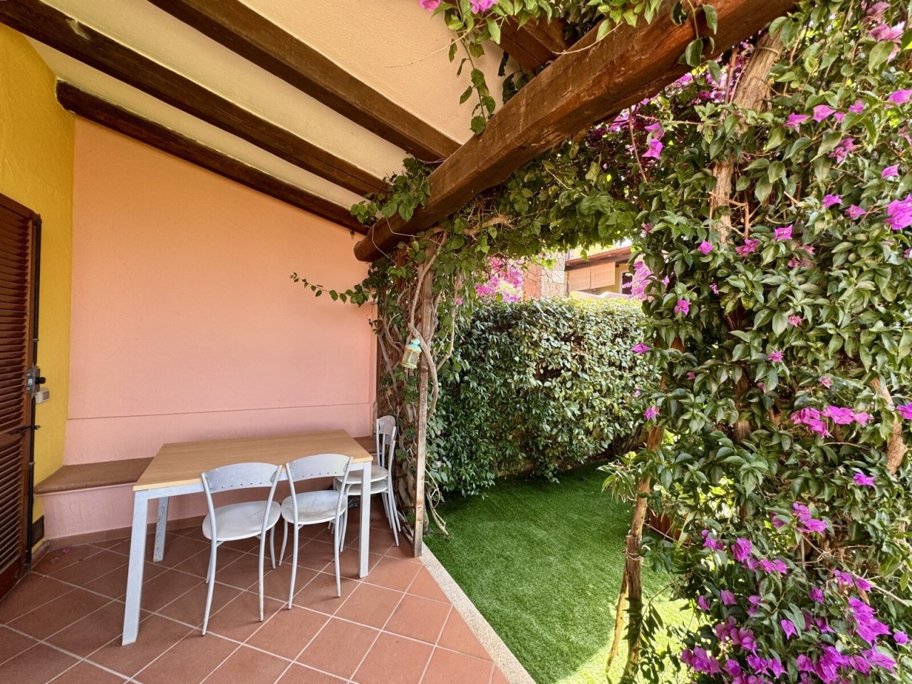 kleine Terrasse mit Stück Garten