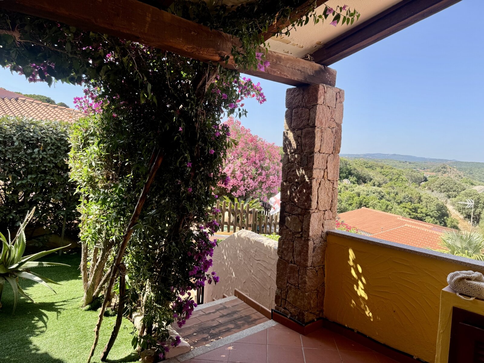kleine vordere Terrasse mit Stück Garten