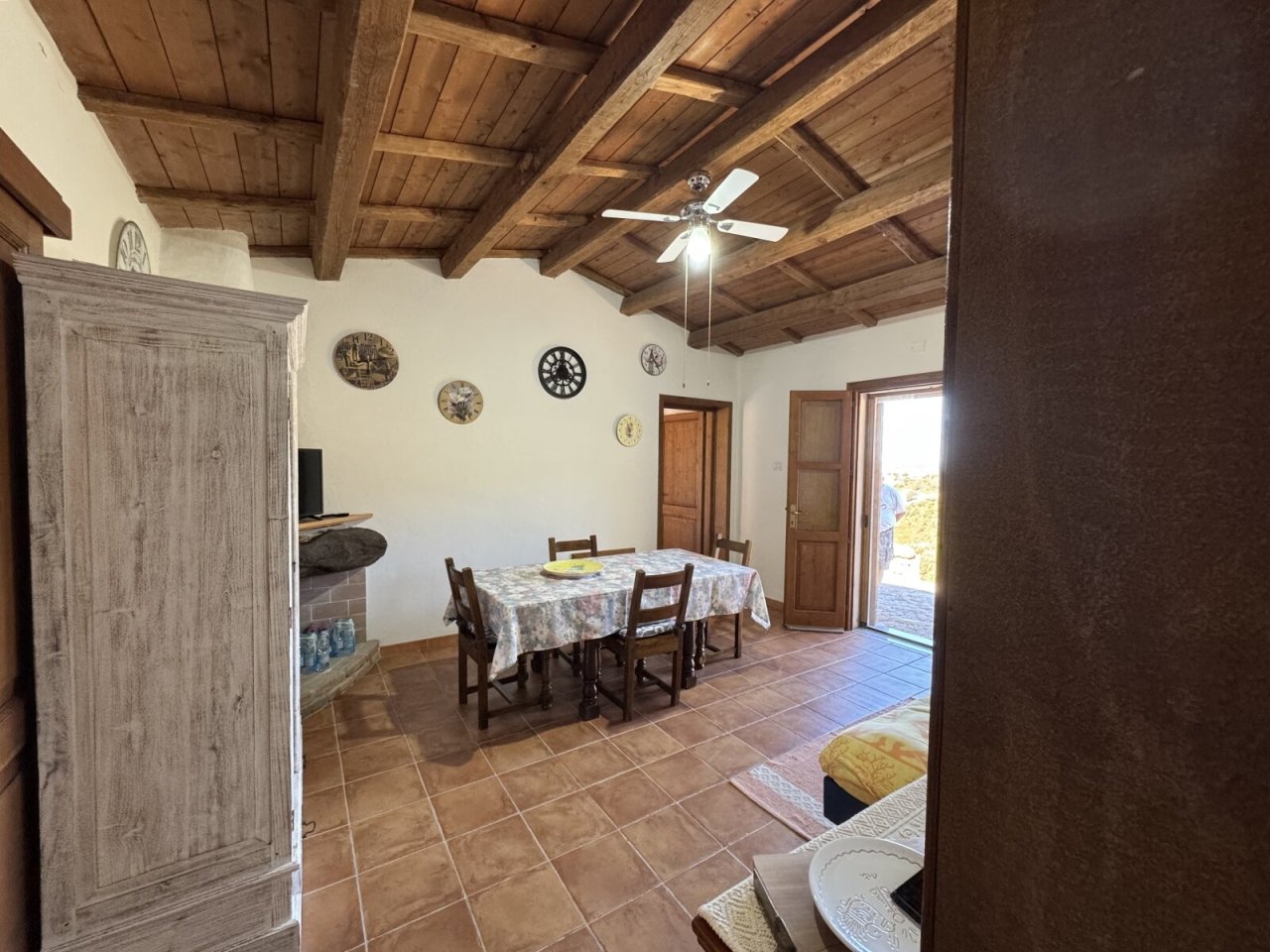 Charme rustico: soffitto con travi in legno e atmosfera in terracotta - la vostra nuova sala da pranzo con un'atmosfera mediterranea Charme rustico: soffitto con travi in legno e atmosfera in terracotta - la vostra nuova sala da pranzo con un'atmosfera mediterranea