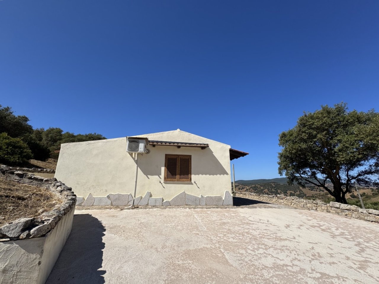 Il parcheggio davanti la casa Il parcheggio davanti la casa