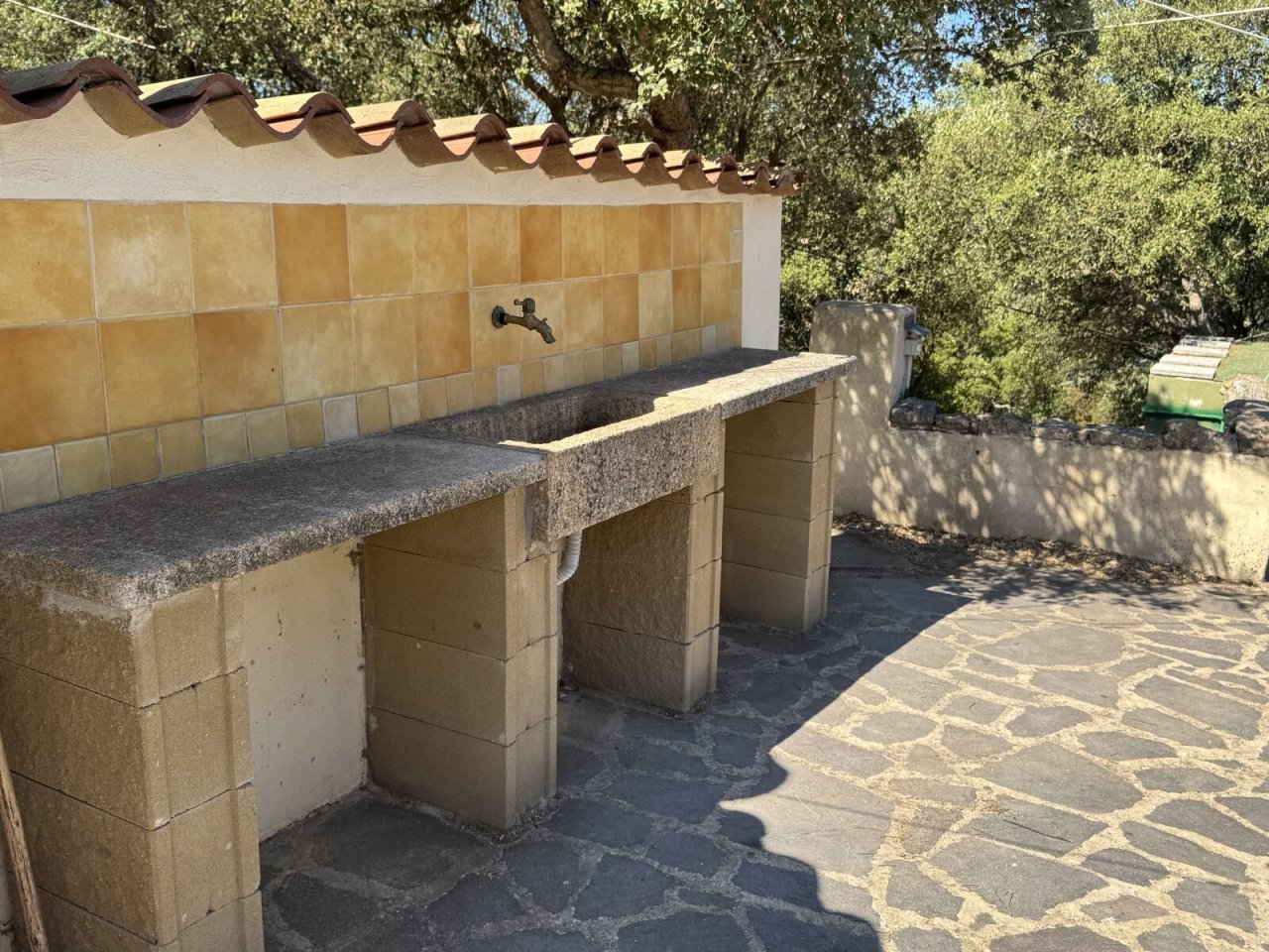 Stazione di lavaggio rustica all'aperto - Lavabo in pietra naturale sotto il cielo Stazione di lavaggio rustica all'aperto - Lavabo in pietra naturale sotto il cielo