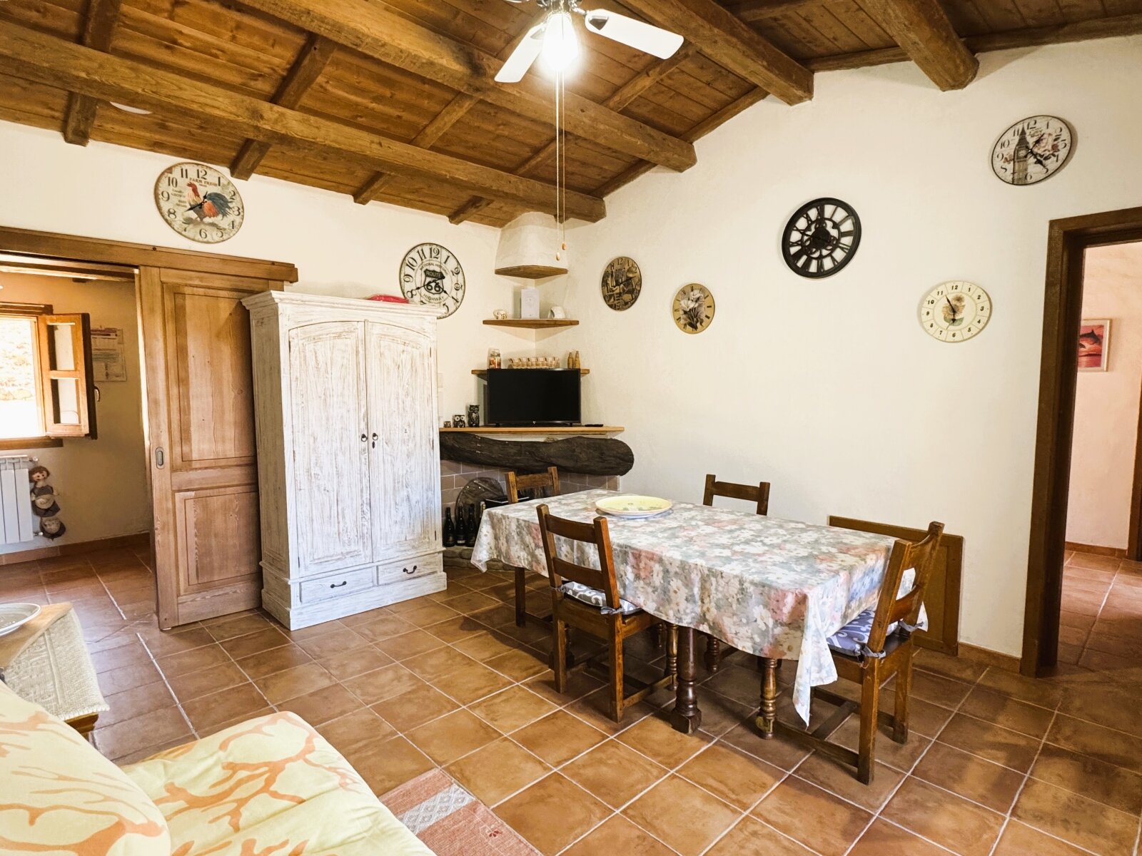 Soggiorno rustico con fascino: soffitto con travi in legno, camino in pietra naturale - la tua nuova casa accogliente! Soggiorno rustico con fascino: soffitto con travi in legno, camino in pietra naturale - la tua nuova casa accogliente!