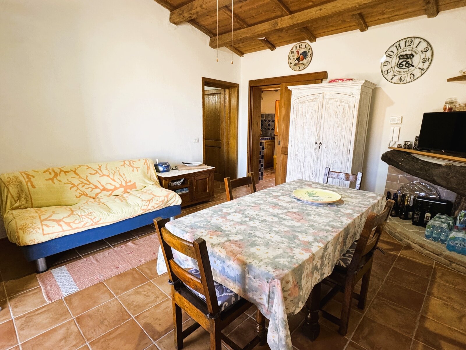 Ambiente rustico con charme: zona giorno-pranzo accogliente con soffitto a travi di legno e piastrelle in terracotta Ambiente rustico con charme: zona giorno-pranzo accogliente con soffitto a travi di legno e piastrelle in terracotta
