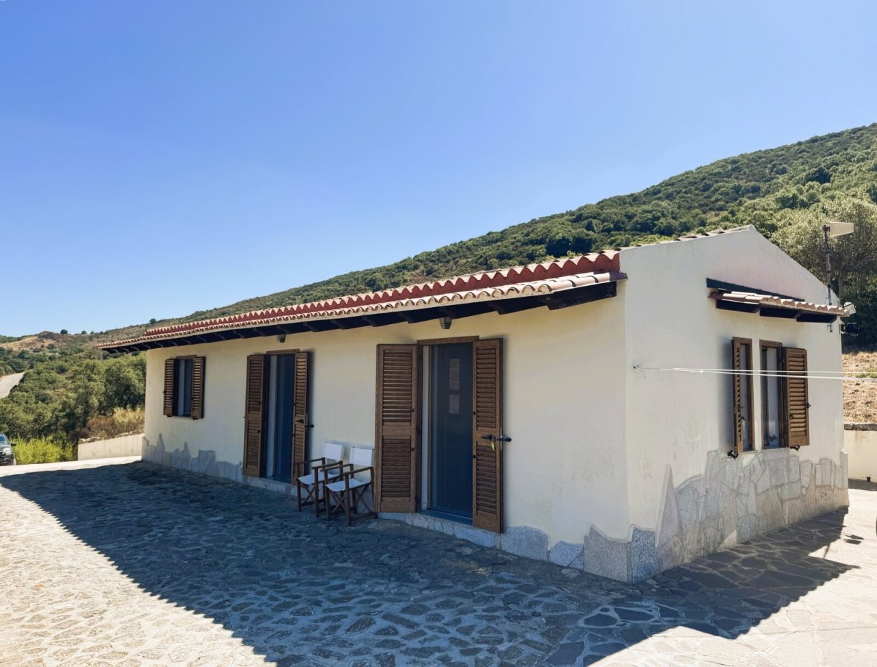 Stazzo mediterraneo con terrazza in pietra naturale - il vostro rifugio tra colline e vastità!