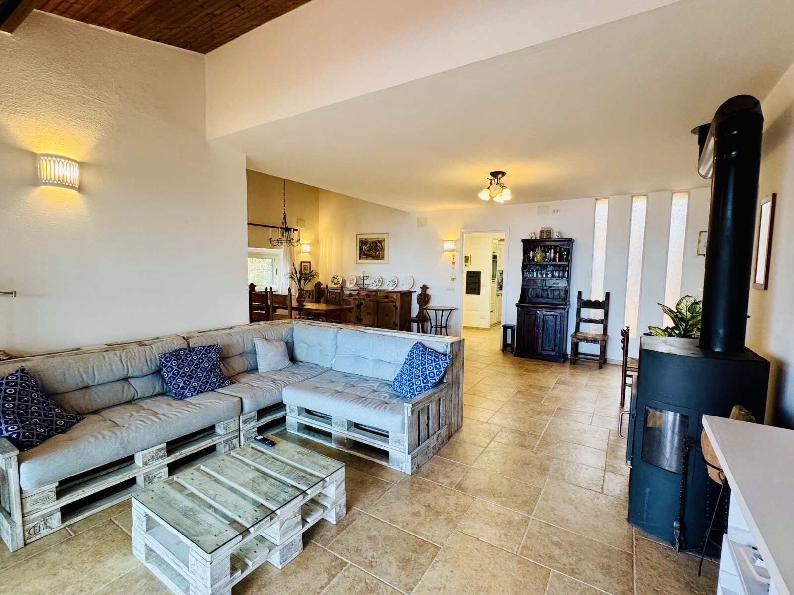 Zona living luminosa con camino accogliente e disposizione armoniosa degli spazi Zona living luminosa con camino accogliente e disposizione armoniosa degli spazi