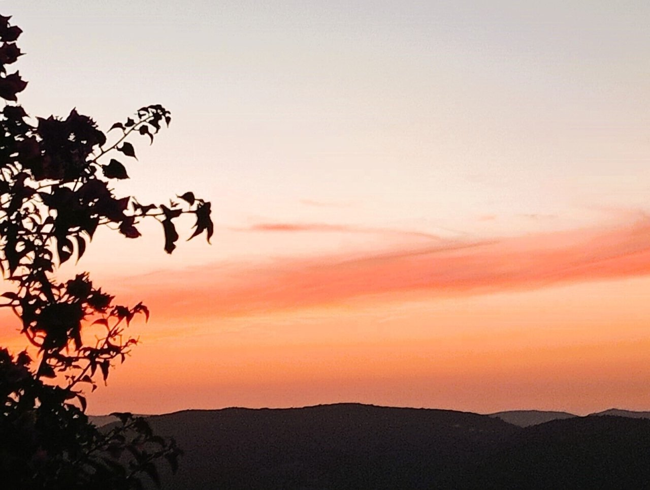 Tramonto con vista libera sul paesaggio collinare Tramonto con vista libera sul paesaggio collinare
