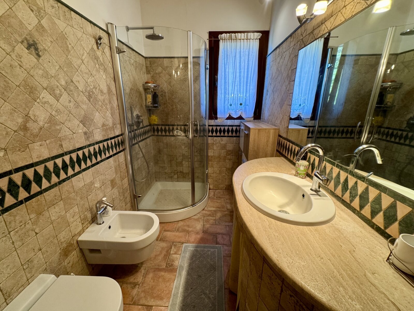 Bagno elegante con cabina doccia separata e specchi di grandi dimensioni Bagno elegante con cabina doccia separata e specchi di grandi dimensioni