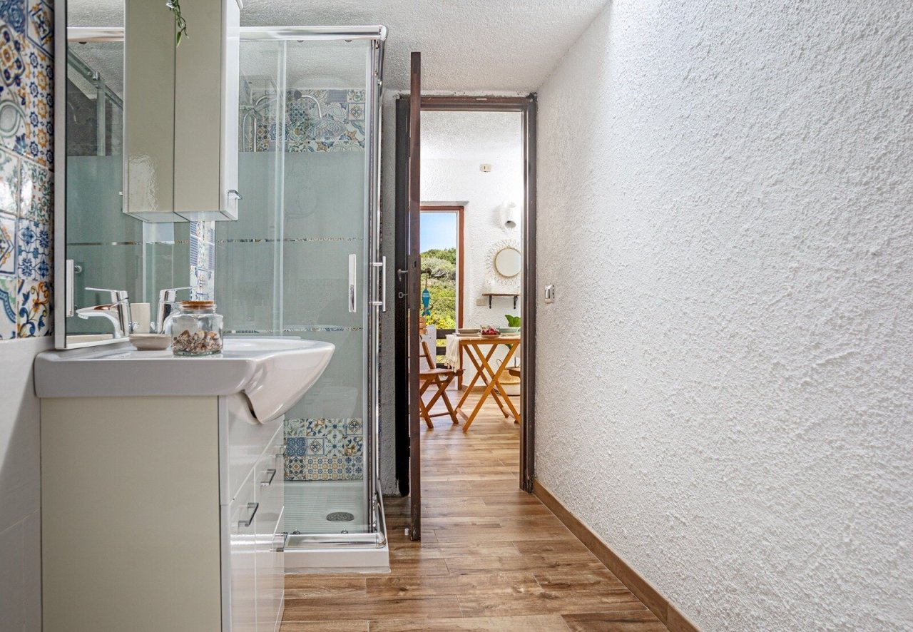 Bagno elegante con doccia a filo pavimento e accesso diretto alla zona giorno