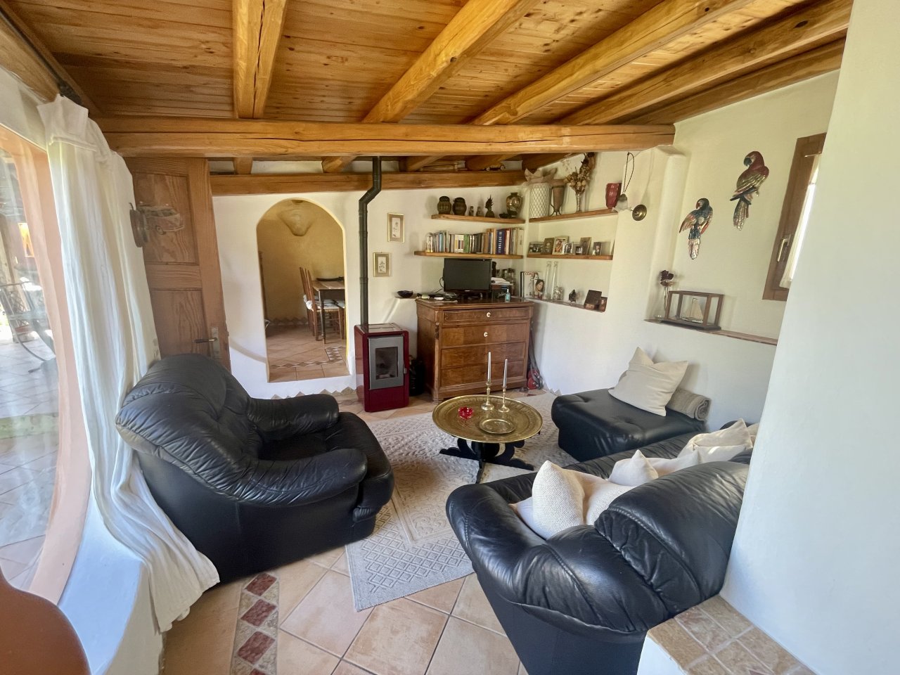 Zona living accogliente con soffitto in legno rustico e architettura a nicchie affascinante - il vostro rifugio con un tocco mediterraneo! Zona living accogliente con soffitto in legno rustico e architettura a nicchie affascinante - il vostro rifugio con un tocco mediterraneo!