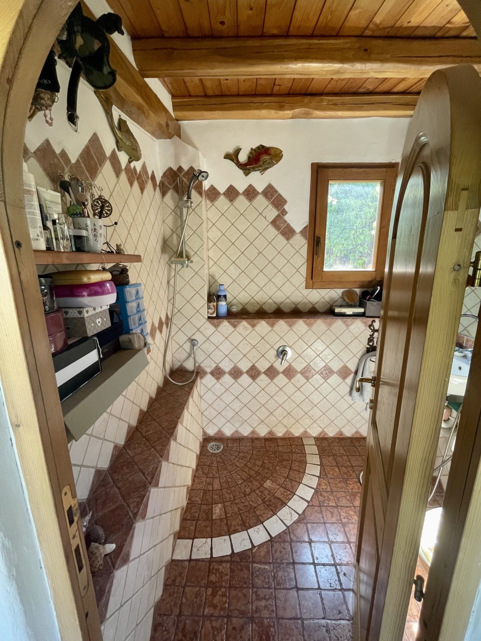Bagno doccia personalizzato con mosaico in pietra naturale e design elegante del pavimento a ventaglio - fascino incluso! Bagno doccia personalizzato con mosaico in pietra naturale e design elegante del pavimento a ventaglio - fascino incluso!
