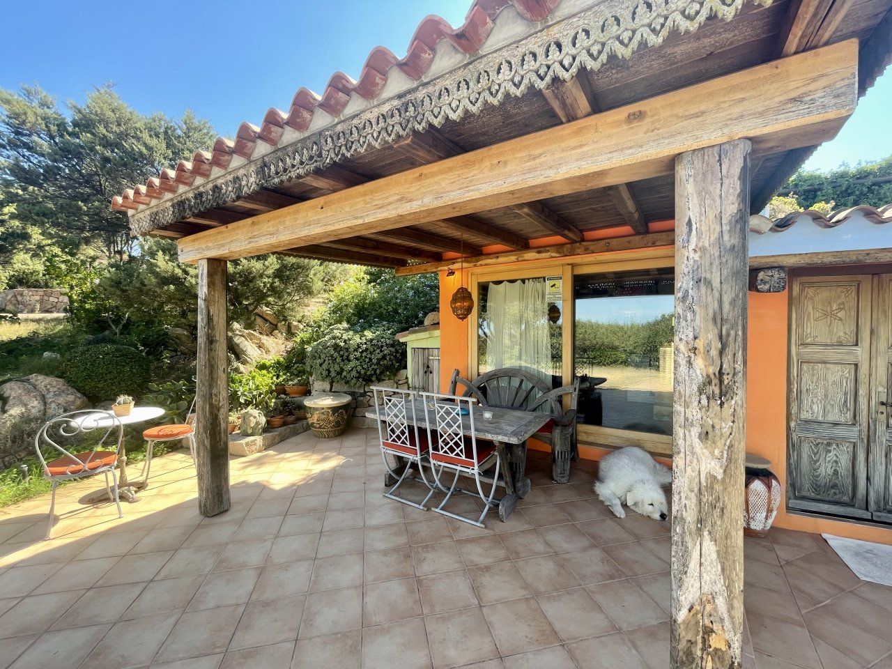 Veranda mediterranea di benessere: pergola in legno naturale con vista sul giardino da sogno e fascino rustico Veranda mediterranea di benessere: pergola in legno naturale con vista sul giardino da sogno e fascino rustico