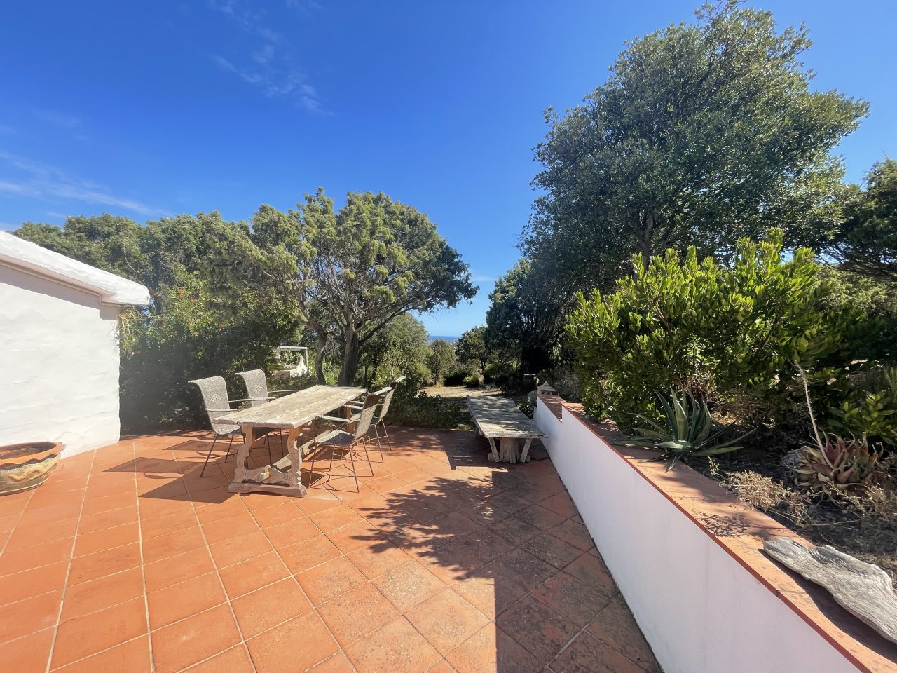Terrazza mediterranea con vista mare - il vostro punto di calma tra il giardino e l'orizzonte Terrazza mediterranea con vista mare - il vostro punto di calma tra il giardino e l'orizzonte