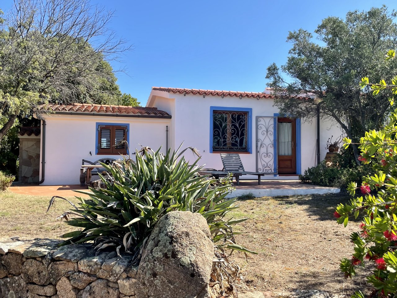 Oasi di benessere mediterranea con finestra decorata e muro di pietra naturale - il vostro rifugio tra gli ulivi! Oasi di benessere mediterranea con finestra decorata e muro di pietra naturale - il vostro rifugio tra gli ulivi!