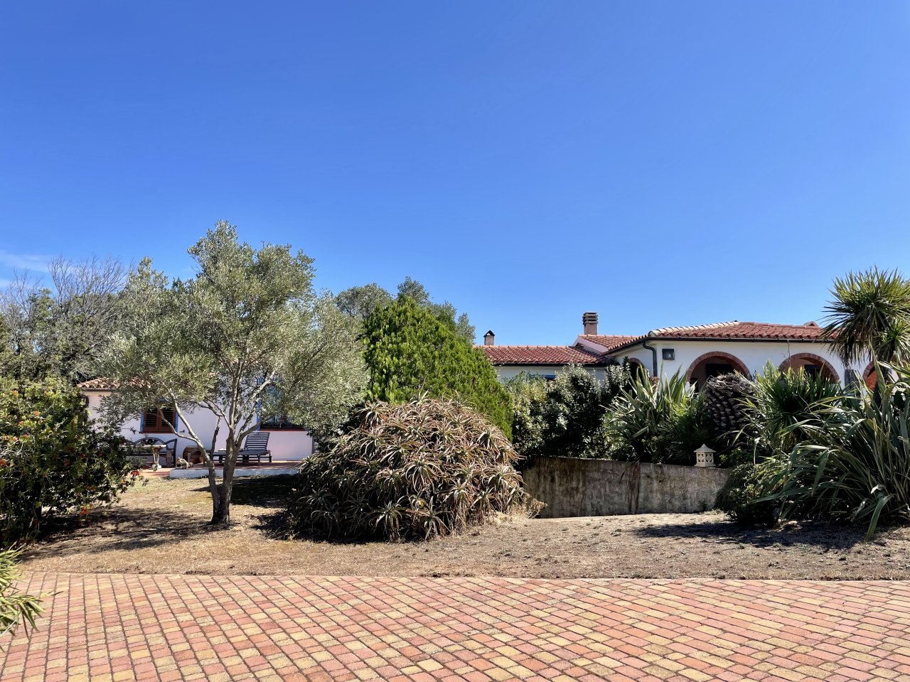 Immobiliare da sogno mediterranea con ampio parcheggio in mattoni e rigogliosa piantumazione - La vostra porta verso il paradiso soleggiato! Immobiliare da sogno mediterranea con ampio parcheggio in mattoni e rigogliosa piantumazione - La vostra porta verso il paradiso soleggiato!