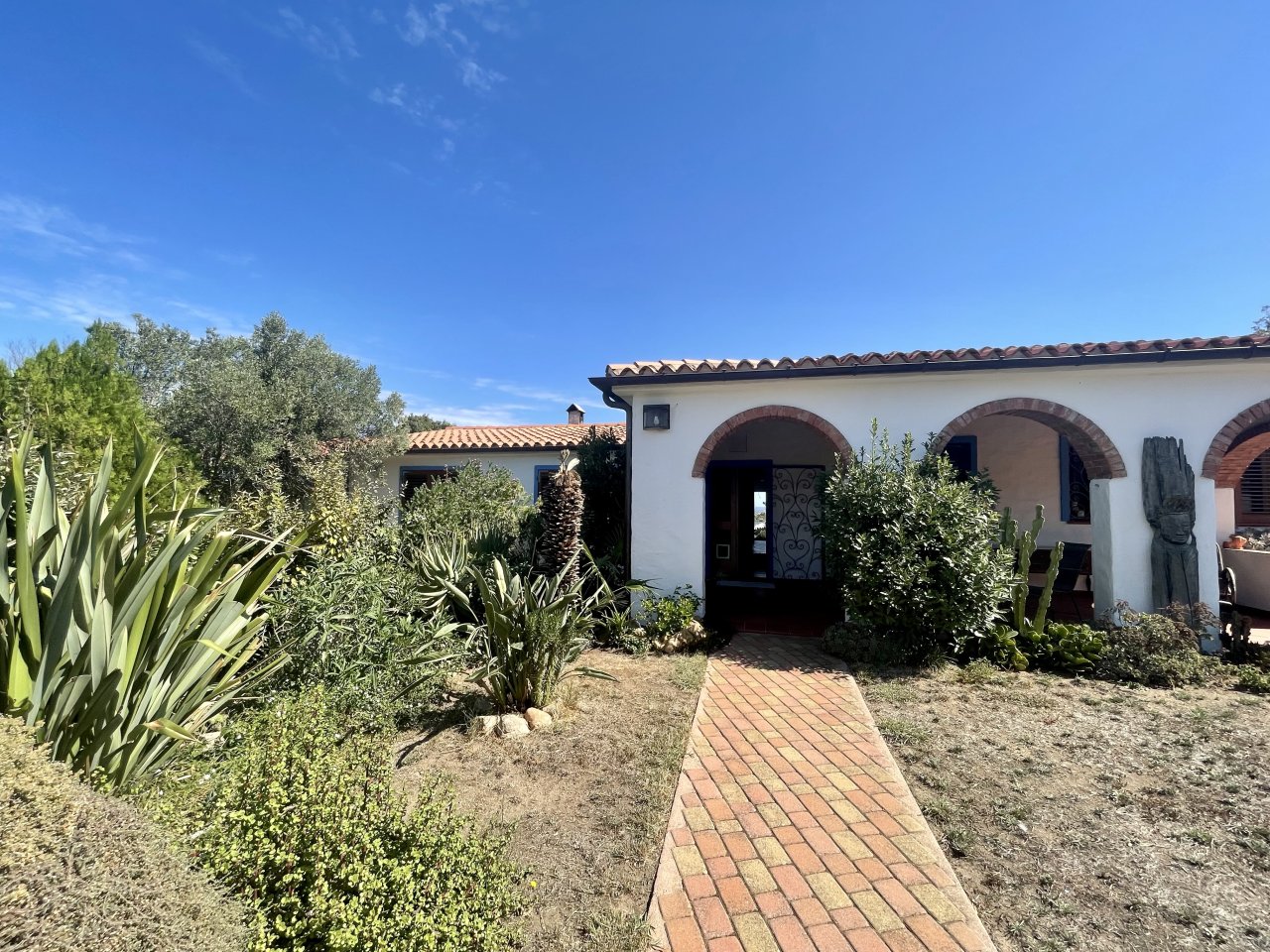 Casa di campagna mediterranea con ingresso in mattoni e finestre ad arco rustiche - il vostro rifugio di pace in una posizione soleggiata! Casa di campagna mediterranea con ingresso in mattoni e finestre ad arco rustiche - il vostro rifugio di pace in una posizione soleggiata!