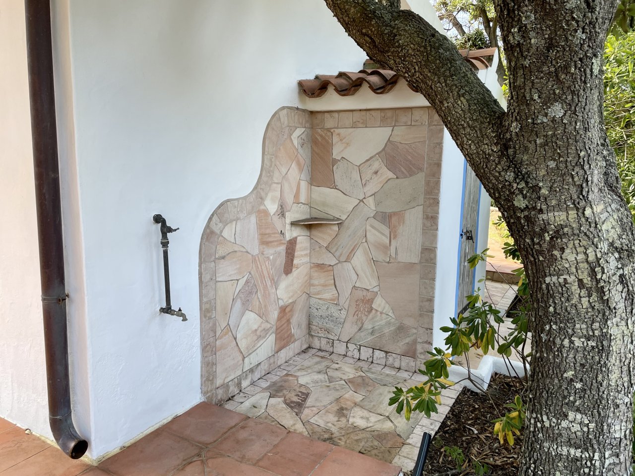 Doccia in pietra naturale mediterranea: benessere all'aperto esclusivo con fascino rustico e privacy Doccia in pietra naturale mediterranea: benessere all'aperto esclusivo con fascino rustico e privacy