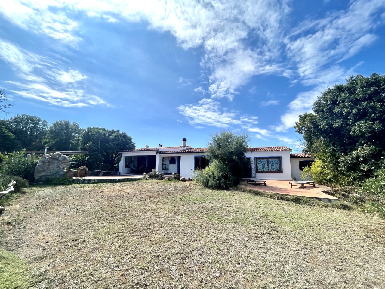 Oasi mediterranea con fascino: Casa vacanze indipendente su ampio terreno con ambiente in pietra naturale e vista panoramica Oasi mediterranea con fascino: Casa vacanze indipendente su ampio terreno con ambiente in pietra naturale e vista panoramica
