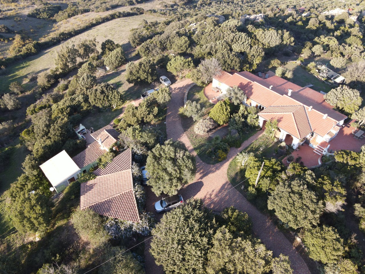 Esclusa proprietà rurale con architettura armoniosa e integrazione nella natura - privacy garantita! Esclusa proprietà rurale con architettura armoniosa e integrazione nella natura - privacy garantita!