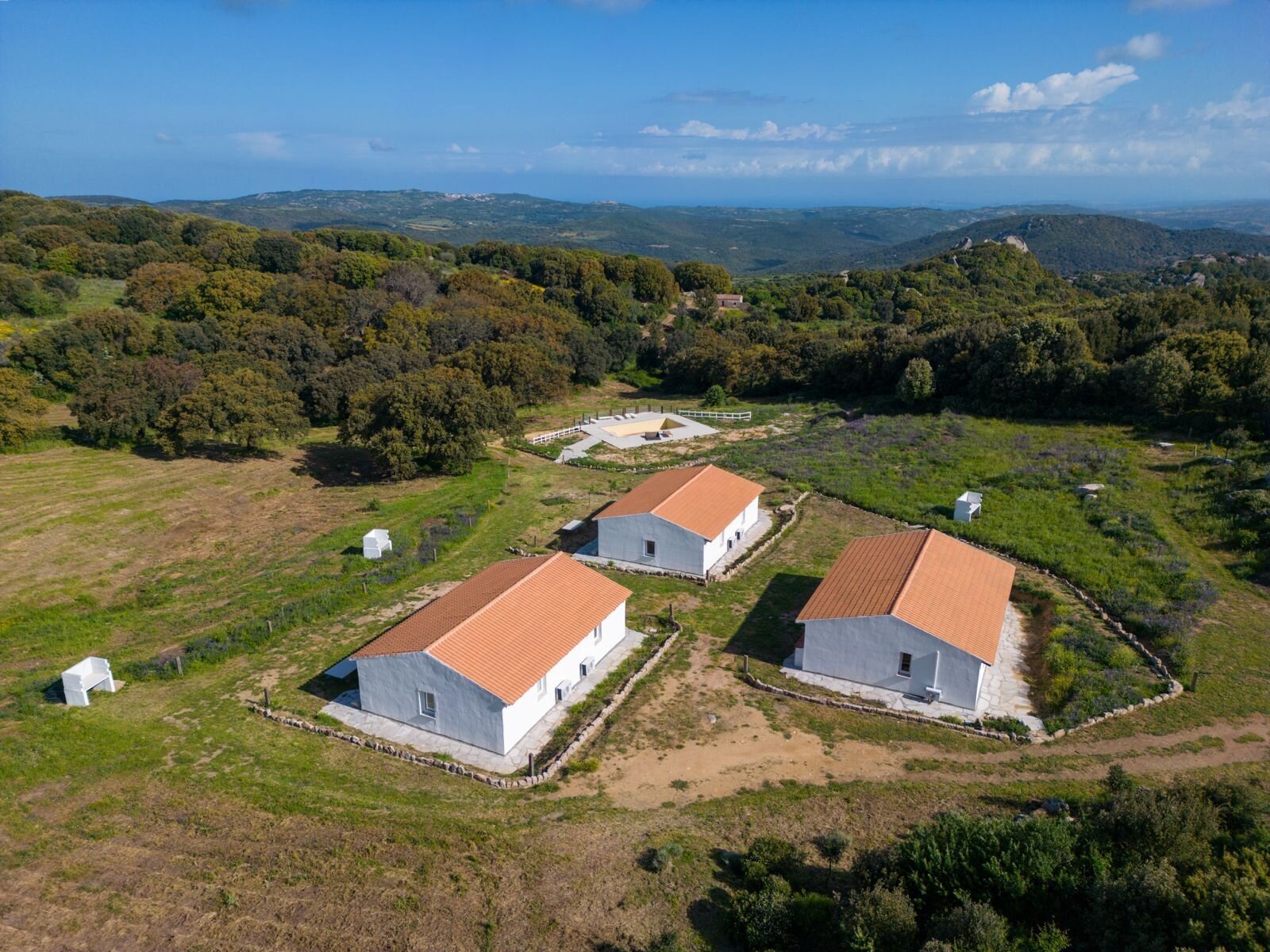 Nessun integrazione nel testo!Esclusiva campagna: tre case di campagna moderne con una vista panoramica mozzafiato in un paesaggio naturale incontaminato