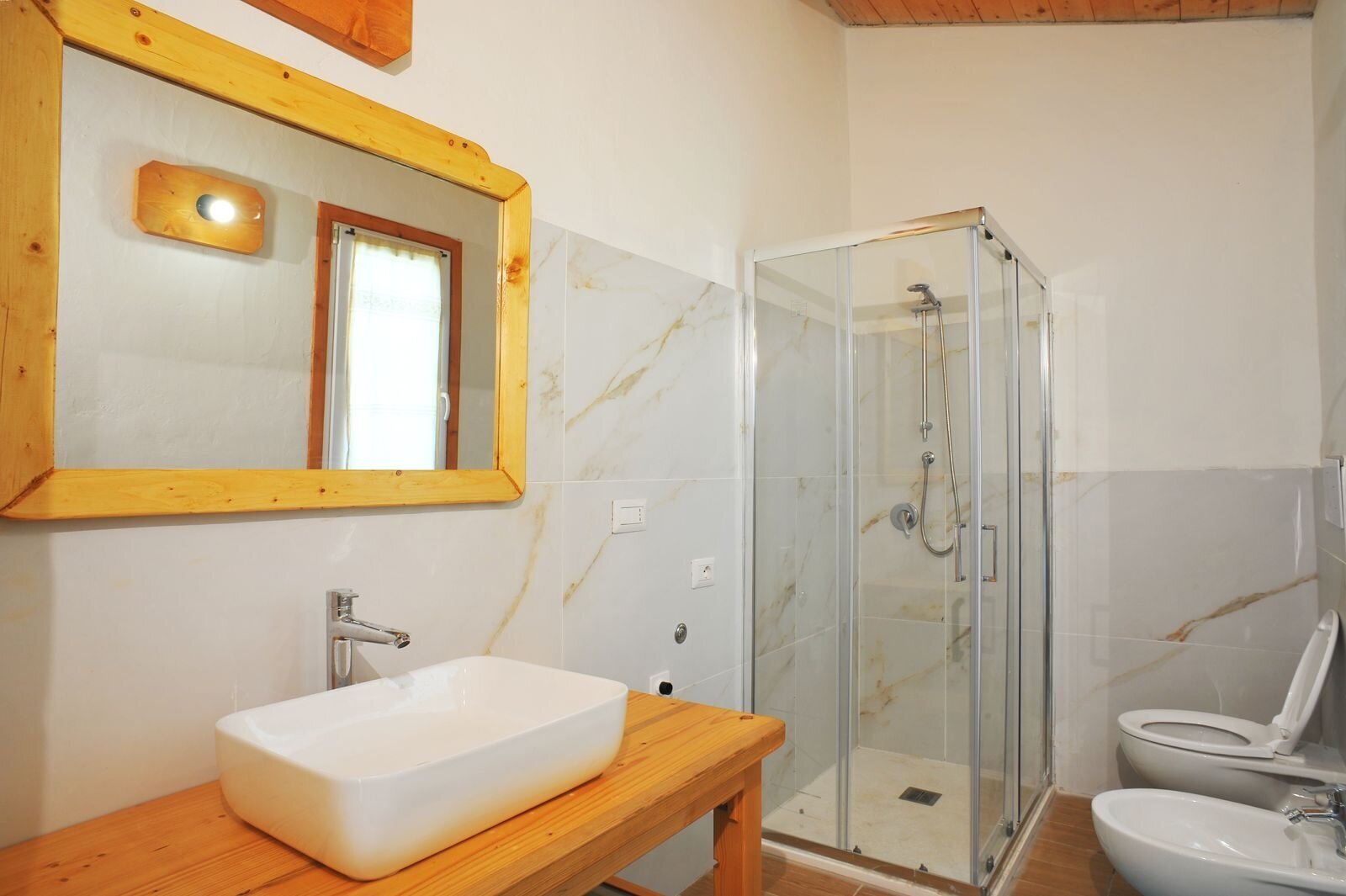 Bagno moderno con dettagli in legno: comfort e design perfettamente uniti!