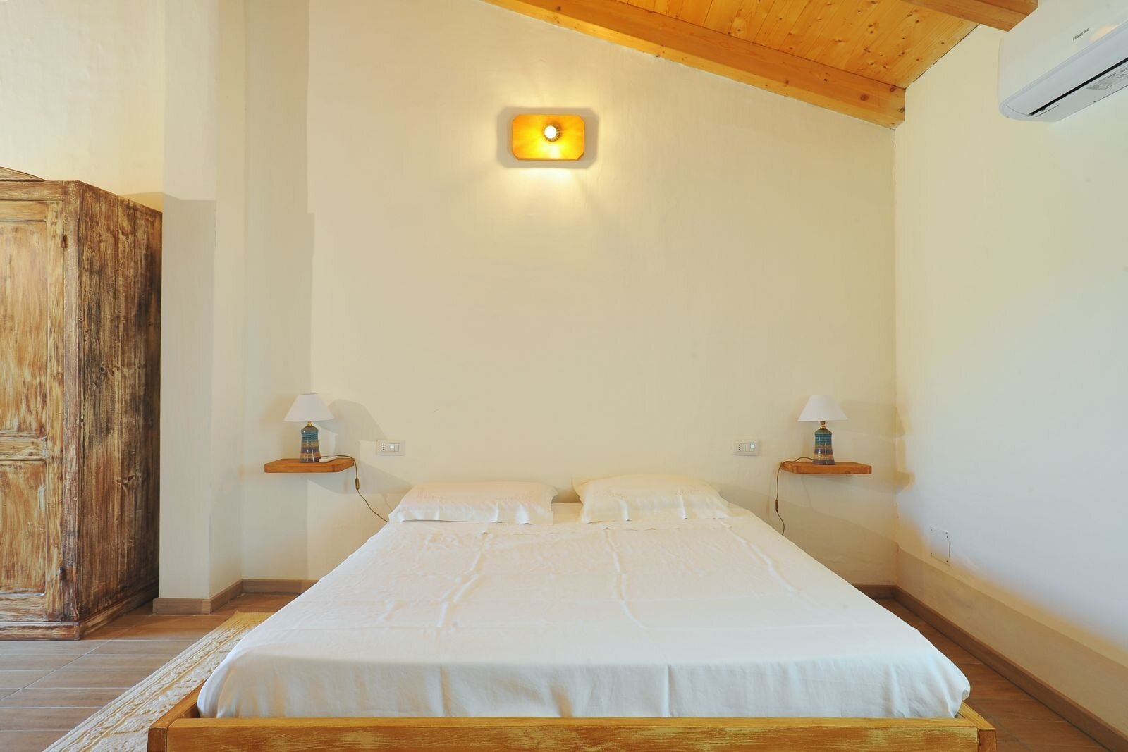 Oasi di comfort con climatizzazione intelligente: camera da letto con aria condizionata e illuminazione suggestiva