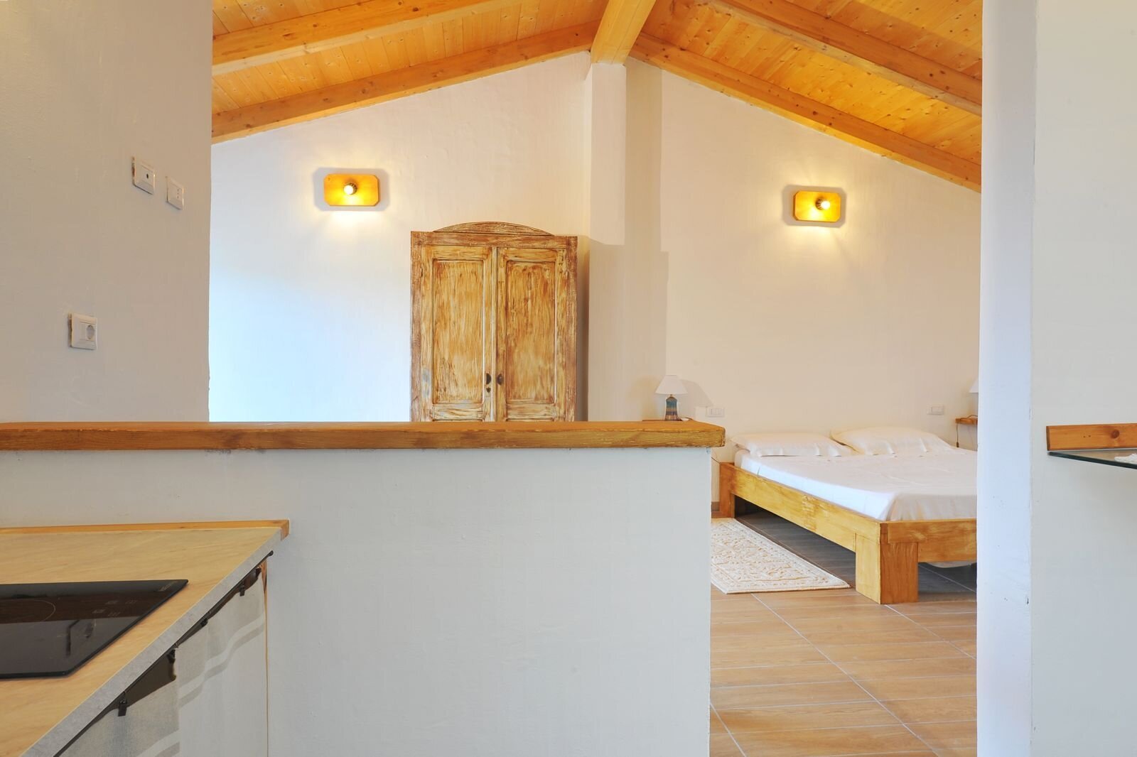 Incantevole appartamento mansardato con open space e elementi in legno rustici